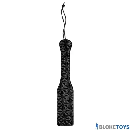 La pagaie de fessée noire de luxe mesure 12 pouces de long et est faite de faux cuir et de vinyle avec un motif en losange